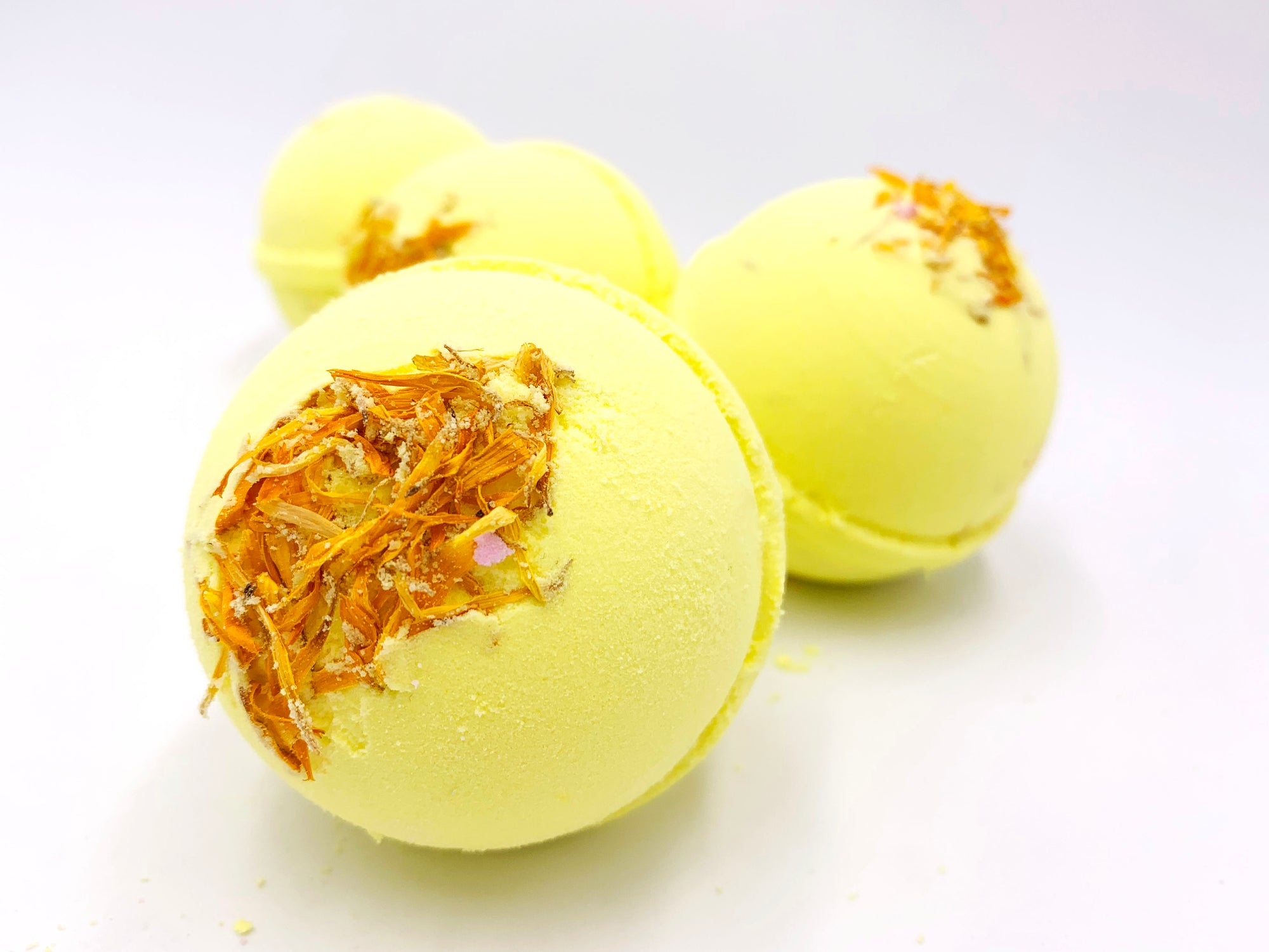 Bath bomb: Pack of 4 {Chamomile, Grapefruit, Lavendar & Vanilla}